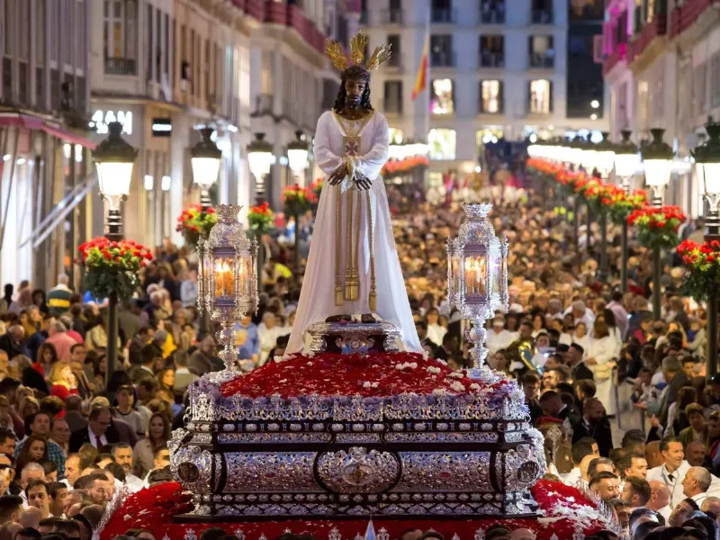 Las celebraciones religiosas en las fiestas de Gracia: fe y devoción en un ambiente festivo