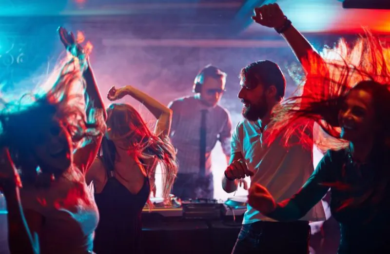 Disfruta de la noche en Sitges: pubs, bares de copas y discotecas